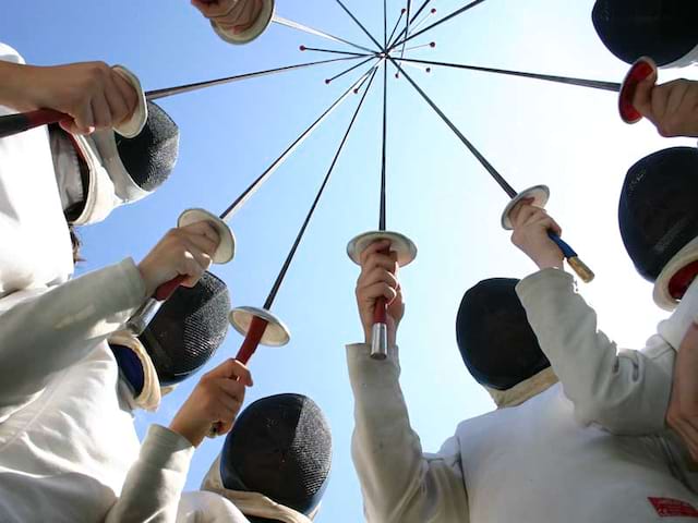 Enfants faisant de l'escrime ce printemps en colonie de vacances