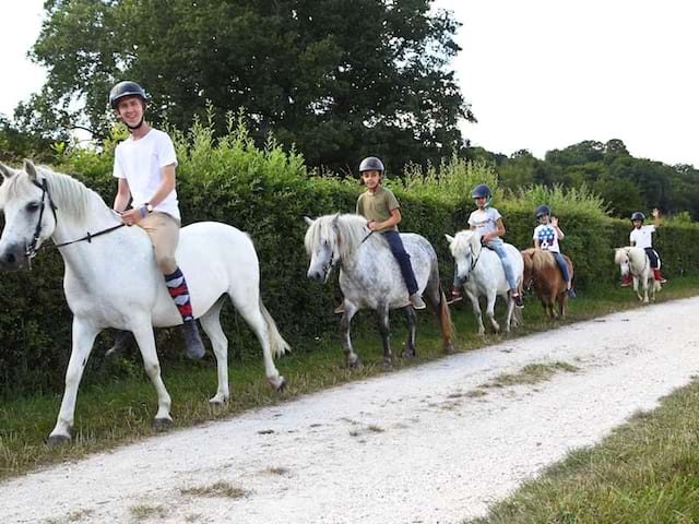 enfants en balade en colonie de vacances à chevel 