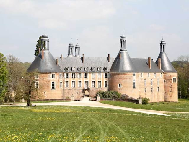 vue sur le chateau de saint fargeau ce printemps en colonie de vacances