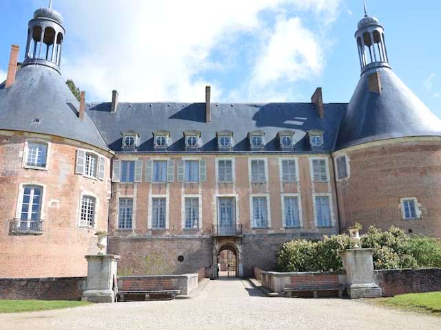 Vue sur le chateau de saint fargeau en colonie de vacances de printemps