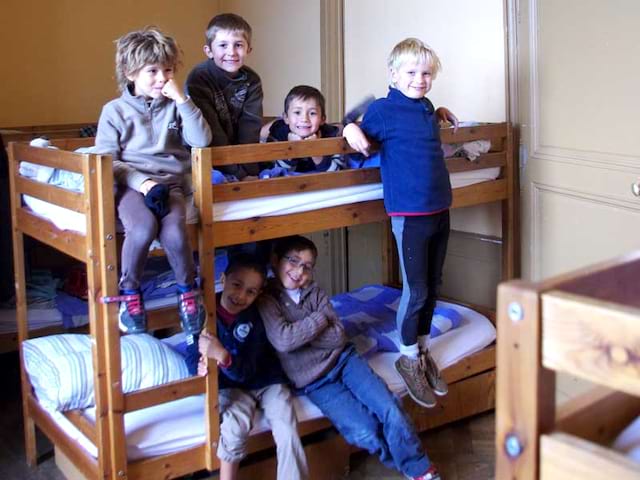 Enfants dans leur chambre au chateau en colonie de vacances