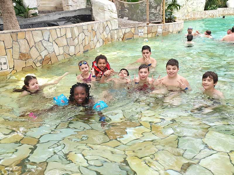 Enfants en train de se baigner à centerparcs en colonie de vacances