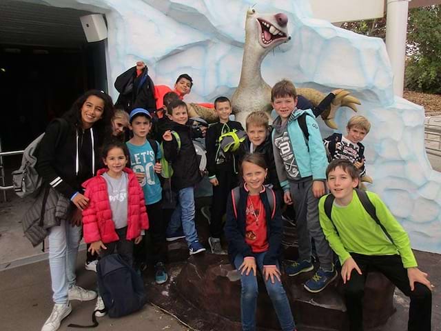 groupe d'enfants en colonie de vacances au Futuroscope avec sid de l'age de glace en colonie de vacances