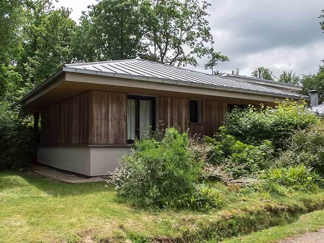 vue sur un chalet de colonie de vacances au printemps