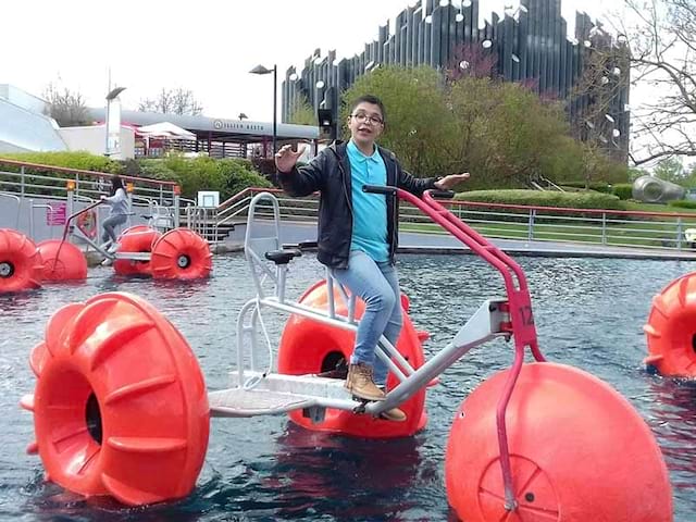 Enfant faisant du vélo sur l'eau en colonie de vacances au futuroscope ce printemps