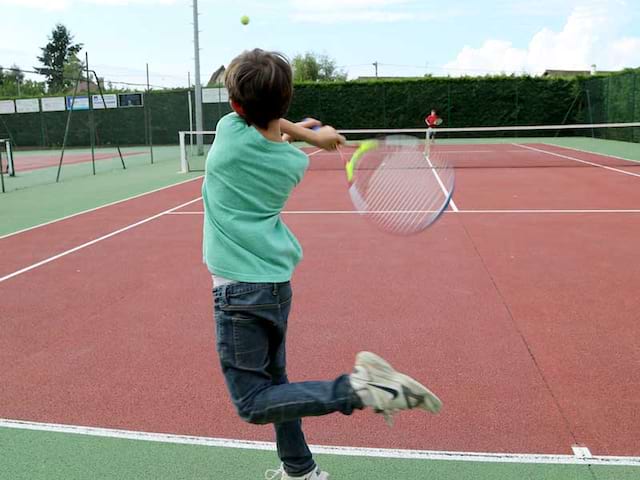 Enfant faisant du tennis en colonie de vacances