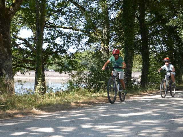 Enfants en balade à vélo en colonie de vacances d'été