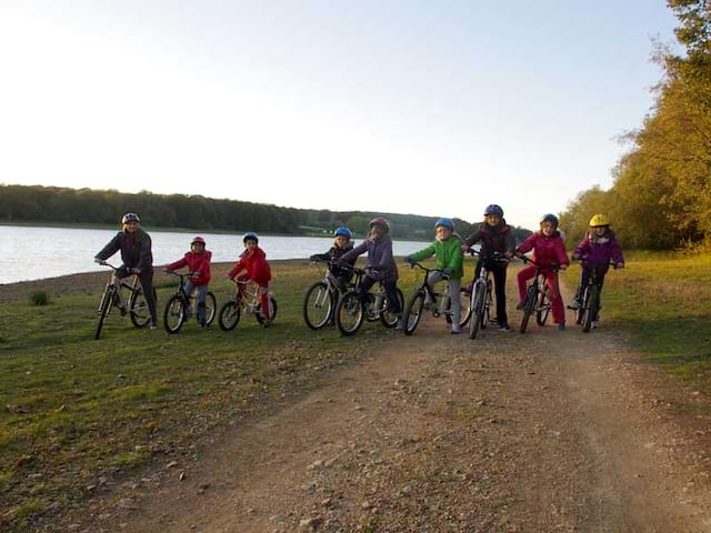 groupe d'enfants à vélo en colonie de vacances cet été