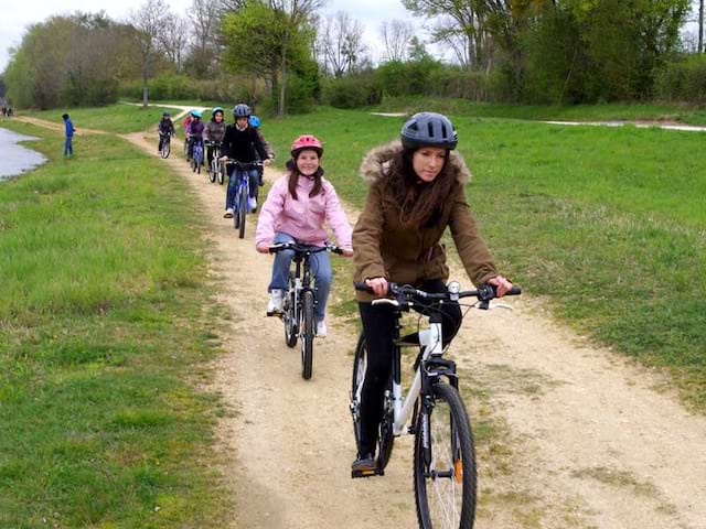 groupe d'enfants à vélo en colonie de vacances cet été