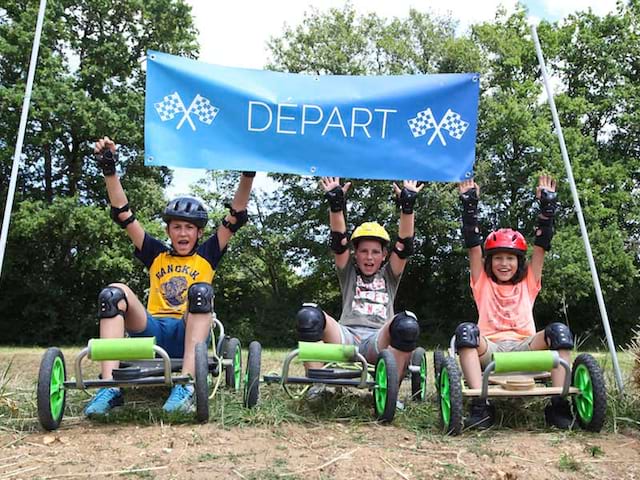 enfants au départ d'une course en kart en colonie de vacances d'été