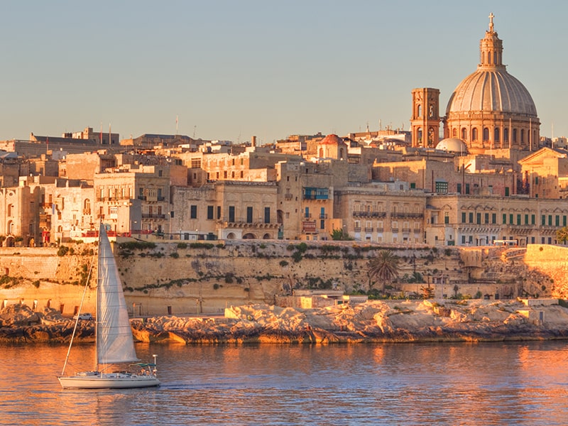 Belle vue et paysage ensoleillé sur le port de Maltes durant une colonie de vacances au printemps 