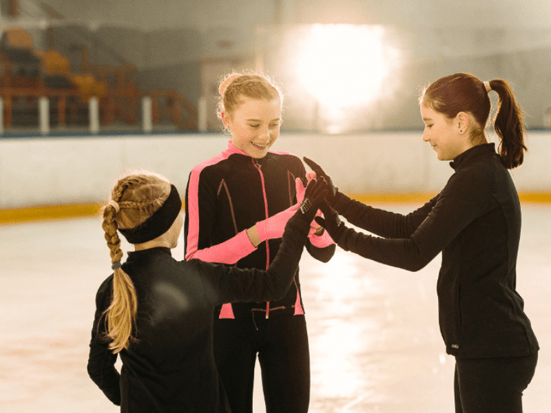 3 jeunes filles en colonies de vacances qui s'amusent à la patinoire durant les vacances de Paques