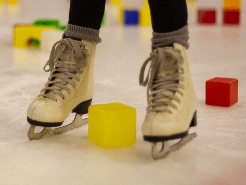 Enfant qui pratique le patinage en colonie de vacances sportive en Auvergne durant les vacances de Paques