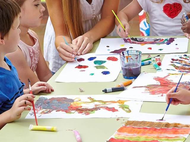 Vue sur des activités manuelles que pratiquent les enfants lors de leur colonie de vacances Artistes en herbe