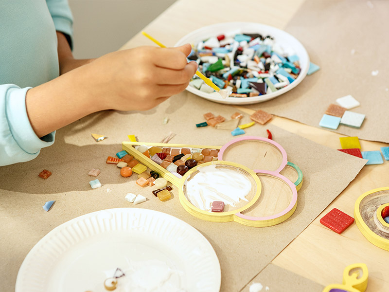 Enfants en colo de vacances qui sont en atelier céramique lors d'une colonie artistique