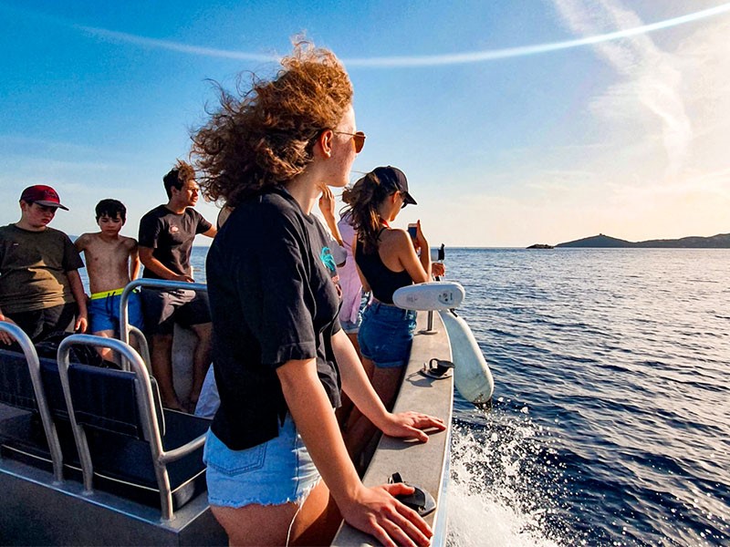 Adolescente sur bateau en corse regardant au loin