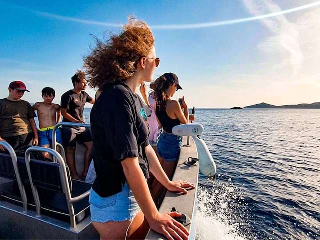 Adolescente sur bateau en corse regardant au loin