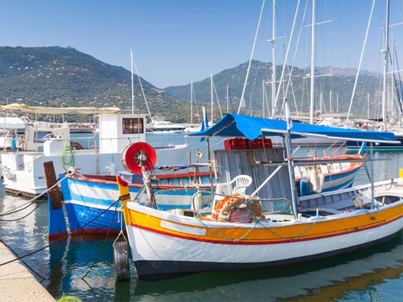 Bateau sur le port photographiés lors d'une colonie de vacances en Corse durant le printemps