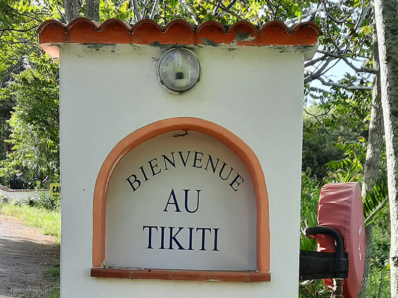Panneau d'entrée du camping Tikiti où logent les ados en colo de vacances en Corse