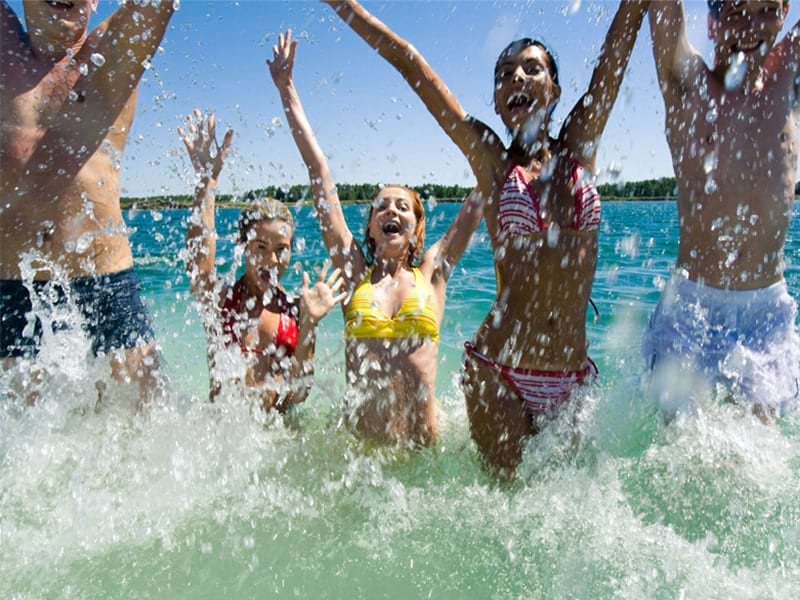 Vue sur des jeunes qui s'amusent à la plage en Corse durant une colo du printemps