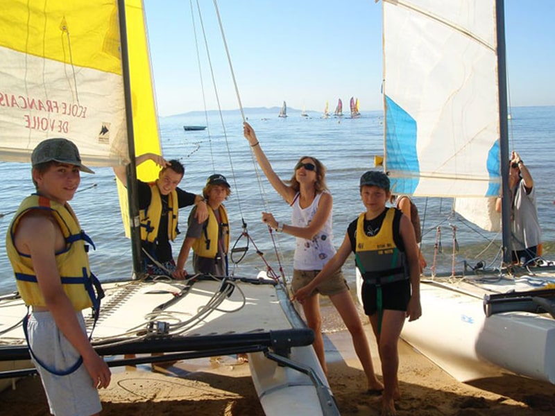 Des jeunes sont sur un bateau en Corse et partent à l'aventure durant leur colo de vacances du printemps