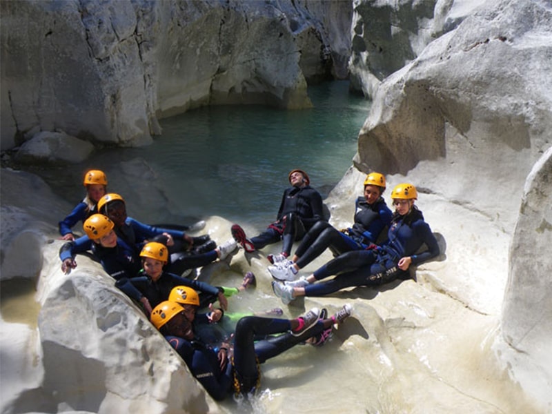 Les ados en colo en pleine activité canyoning en Corse durant une colonie de vacances du printemps