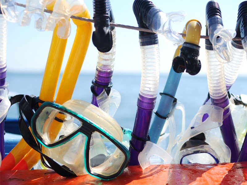 Masques et tubas utilisés par les ados pour faire leur baptême de plongée en Corse lors de leur colonie de vacances 