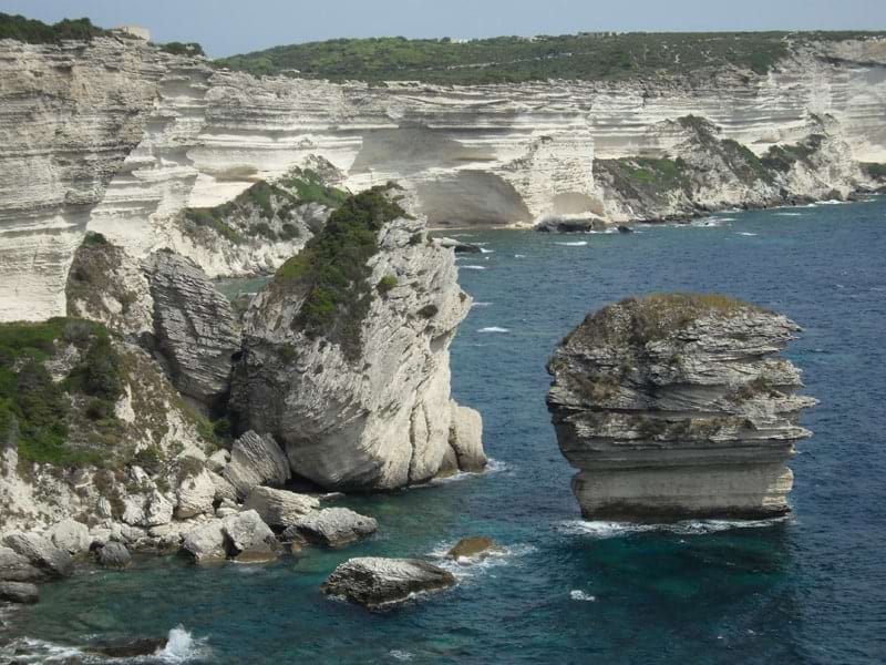 Vue sur les rochers et la mer en Corse lors d'une colonie de vacances durant le printemps