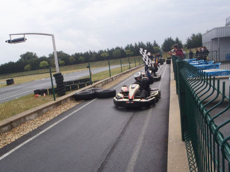 Course de kart en colonie de vacances Graine de pilotes durant le printemps où les jeunes profitent de leurs vacances de Paques