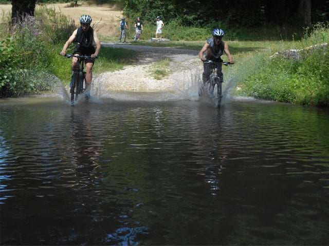 Course de vélo en colonie de vacances Graine de pilotes ce printemps