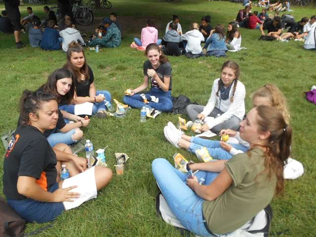 Groupe de jeunes en pause durant leur colonie de vacances ce printemps