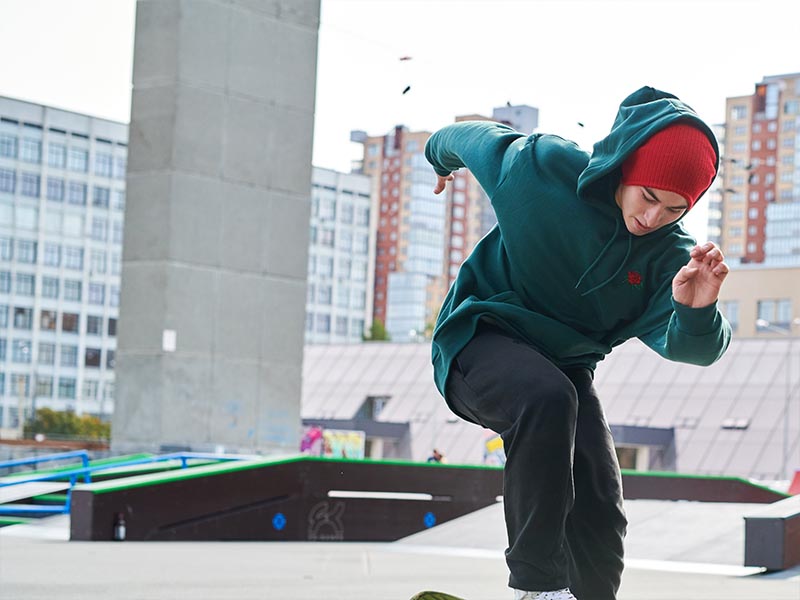 Jeune ado qui pratique le skate dans les rues berlinoises en Allemagne