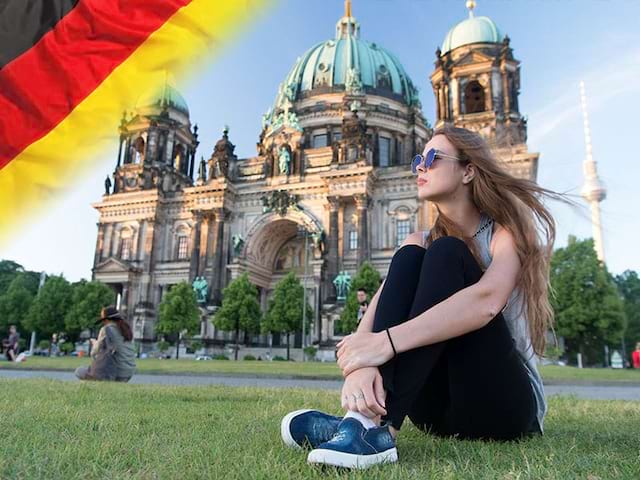 Jeune fille qui pose devant la cathédrale Berliner Dom en colo de vacances en Allemagne