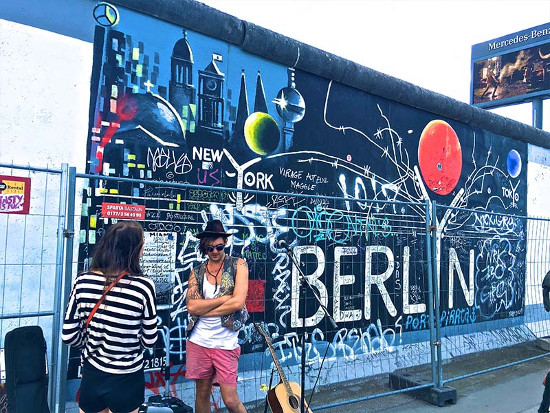 Street art et graffitis à berlin observé par les jeunes en colonie de vacances ados