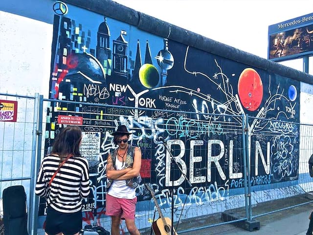 Street art et graffitis à berlin observé par les jeunes en colonie de vacances ados