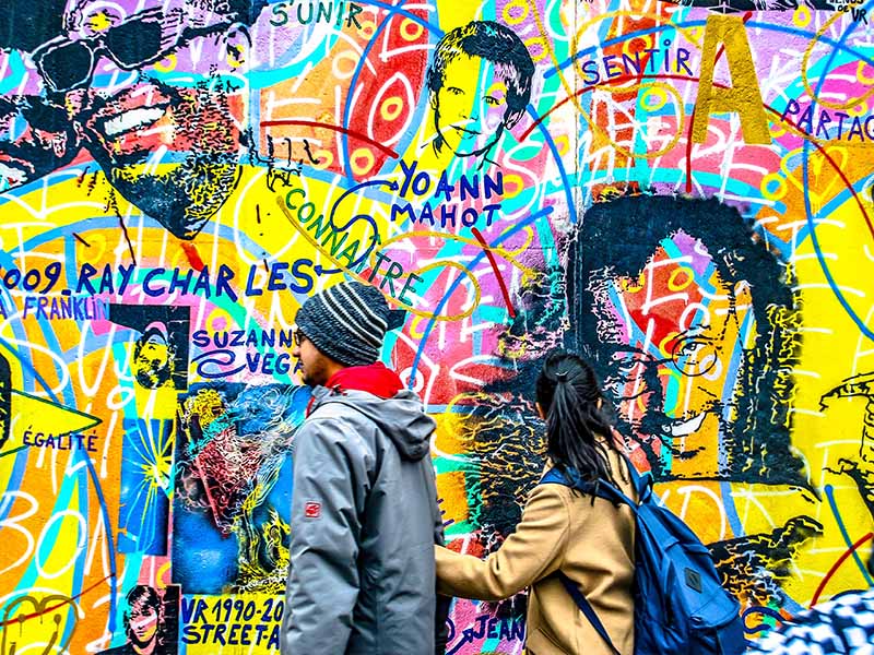 Jeunes ados en colonie de vacances en Allemagne, à Berlin devant des graffitis 