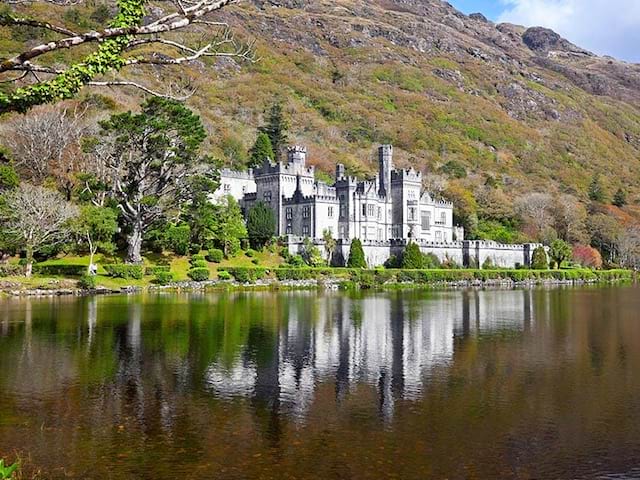 Abbaye Kylemore au Connemara observé lors d'une colonie de vacances en Irlande pour ados