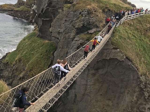 Pont suspendu Belfast lors de la colonie de vacances ados en Irlande durant le printemps