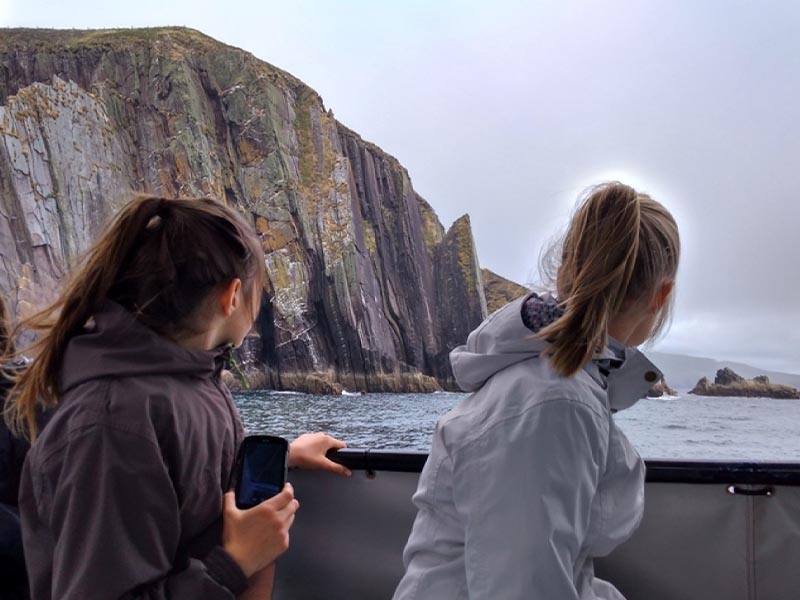 Deux ados qui observent les paysages spectaculaires de Dingle en Irlande lors d'une colonie de vacances au printemps