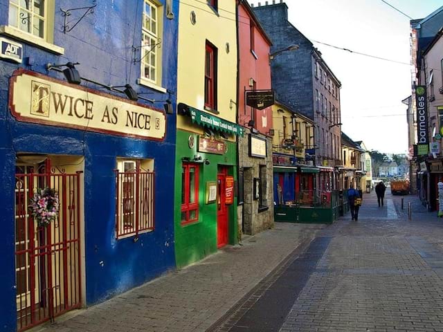 Rue avec des murs colorés à Galway en Irlande lors d'une colonie de vacances dédiée au cinéma au printemps