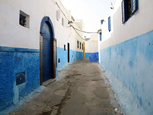 Vue sur une célèbre rue bleue et blanche du Maroc lors d'une colo de vacances pour ados durant le printemps