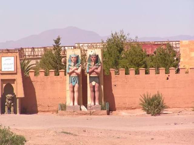 Monument marocain dans le désert observé par les ados lors d'une colonie de vacances durant le printemps au Maroc