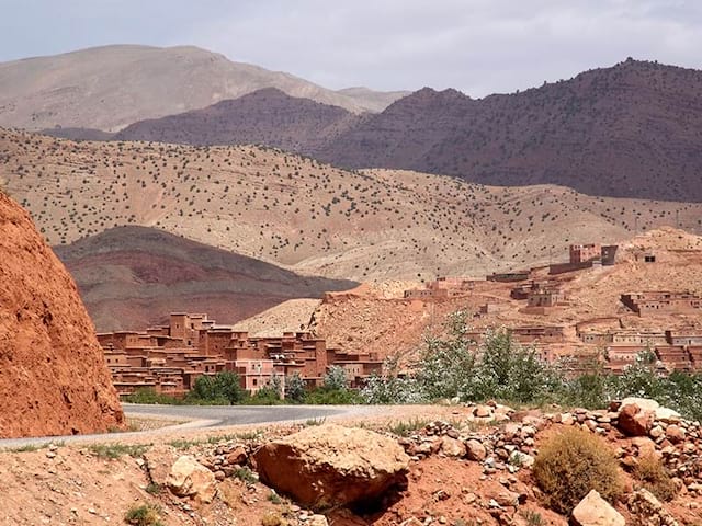 Paysage marocain dans le désert lors d'une colonie de vacances pour ados durant le printemps au Maroc