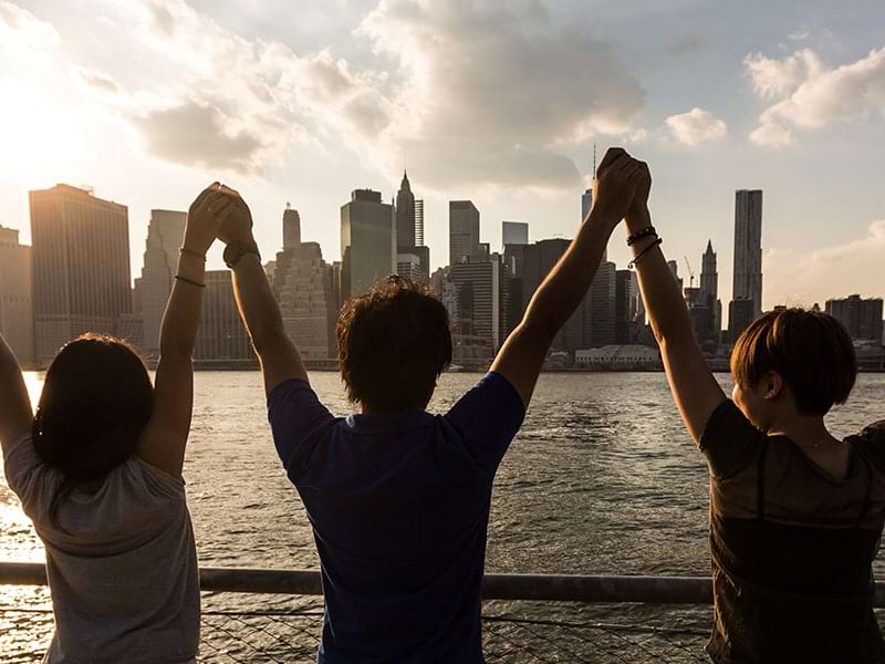 Vue sur des jeunes ados devant les buildings New-Yorkais lors d'une colo de vacances au printemps