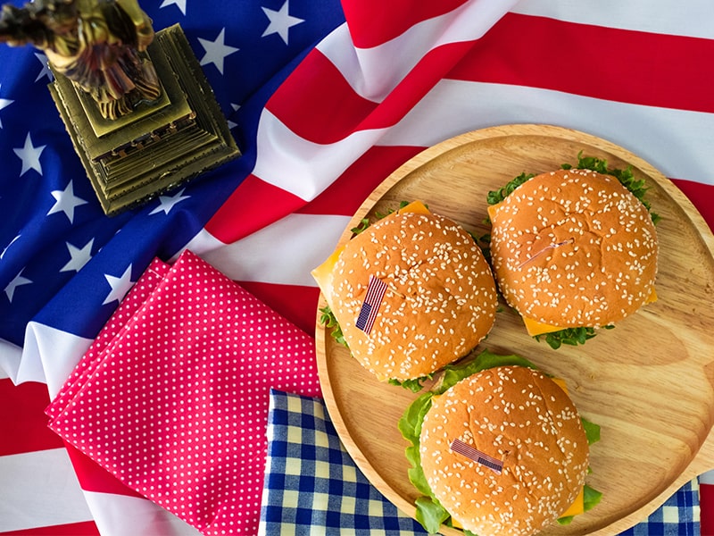 Burgers américains lors d'une colonie de vacances à New York durant le printemps