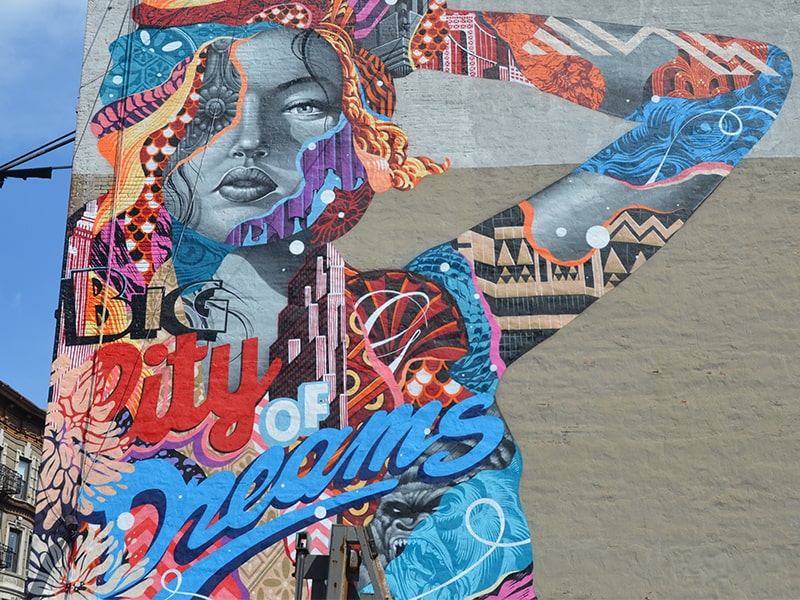 Graffiti City Of Dreams dans les rues de New York lors d'une colonie de vacances au printemps