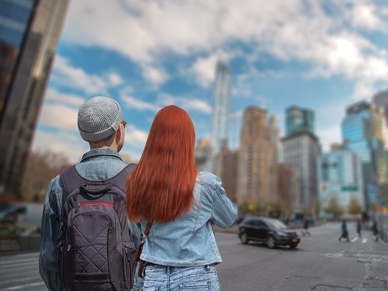 Jeune fille et jeune garçon se baladant dans les rues new-yorkaises lors d'une colonie de vacances à New York