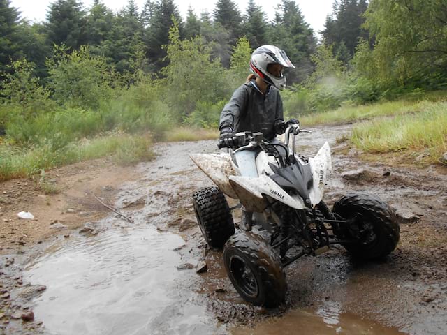 ado conduit quad en colonie de vacances printemps