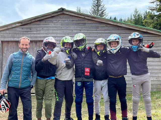 groupe ados casque de moto colonie de vacances printemps