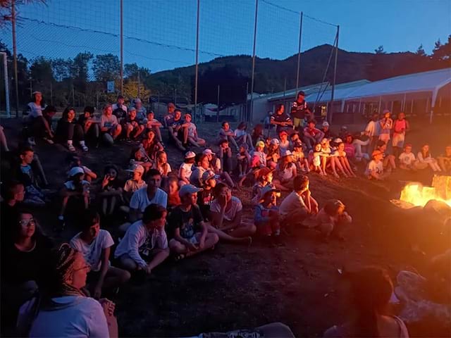 feu de camp colonie de vacances printemps ados